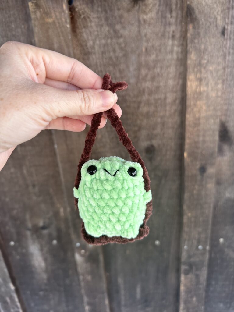Frog on a Swing Amigurumi pattern